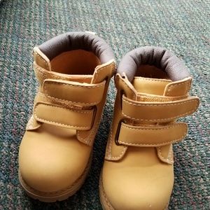 Toddlers boots size 6
